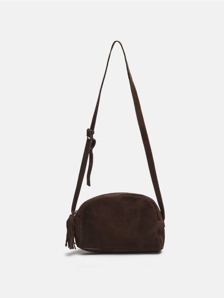 Zamszowa mała torebka crossbody z chwostem - brązowy. Brązowe torebki klasyczne damskie Sinsay, bez wzorów, z zamszu, małe, zamszowe, bez dodatków. Za 69.99 zł.