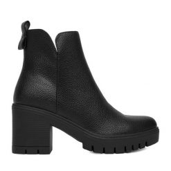 Botki Clara Barson. Czarne botki damskie Clara Barson, bez obcasa, na słupku, bez zapięcia. Za 169.99 zł.