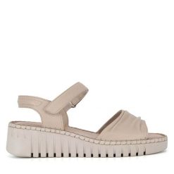 Sandały Lasocki. Brązowe sandały damskie Lasocki, bez wzorów, bez obcasa, na koturnie. Za 149.99 zł.