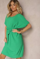 Zielona Pudełkowa Sukienka Wiązana w Talii Junolia. Zielone sukienki damskie Renee, na co dzień, m, bez wzorów, eleganckie, bez kołnierzyka, bez ramiączek, midi, kopertowe. W wyprzedaży za 55.99 zł.