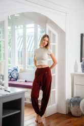 Spodnie do jogi Moonholi Moony Comfy Sweatpants z kieszeniami. Czerwone spodnie sportowe damskie MOONHOLI, m, z bawełny, na fitness i siłownię. Za 369.00 zł.