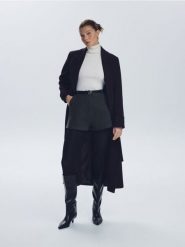 Szorty z paskiem - ciemnoszary. Szare szorty damskie Reserved, bez wzorów, z tkaniny. Za 129.99 zł.