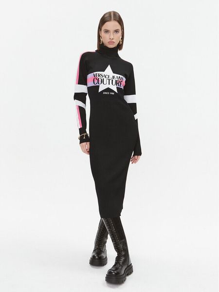 Versace Jeans Couture Sukienka dzianinowa 75HAOM51 Czarny Regular Fit. Czarne sukienki damskie Versace Jeans Couture, xs, bez wzorów, z dzianiny, bez kołnierzyka, bez ramiączek. Za 2,719.00 zł.