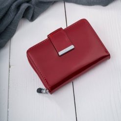 Portfel damski skórzany lakierowany mały czerwony z RFID SP-26-RD. Czerwone portfele damskie bez wzorów, z lakierowanej skóry. Za 99.00 zł.
