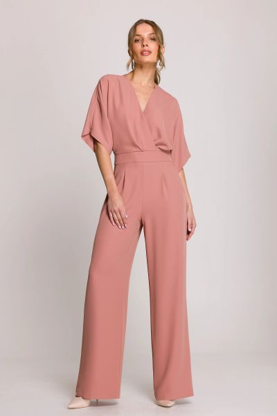 Elegancki kombinezon damski z kopertowym dekoltem różany. Czerwone kombinezony damskie Stylove, l, bez wzorów, z poliesteru, biznesowe, bez kołnierzyka, bez ramiączek, krótkie. Za 449.00 zł.