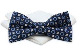 Granatowa Mucha Męska -ALTIES- z Białą Poszetką, w Niebieskie Kwiatki. Niebieskie krawaty i muchy męskie Alties, bez wzorów, eleganckie. Za 54.00 zł.