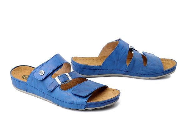 DR. BRINKMANN 700745-05 blau, klapki damskie. Niebieskie klapki damskie Dr. Brinkmann, bez wzorów, ze skóry, bez obcasa. Za 263.42 zł.