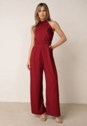 Bordowy Kombinezon Elegancki z Broszką Różą 3D i Dekoltem Halter Thaelima. Czerwone kombinezony damskie Born2be, m, bez wzorów, eleganckie, bez kołnierzyka, bez ramiączek. Za 159.99 zł.