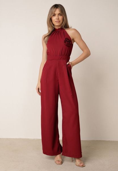 Bordowy Kombinezon Elegancki z Broszką Różą 3D i Dekoltem Halter Thaelima. Czerwone kombinezony damskie Born2be, m, bez wzorów, eleganckie, bez kołnierzyka, bez ramiączek. Za 159.99 zł.