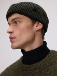 Czapka beanie z dodatkiem wełny - ciemnozielony. Zielone czapki męskie Reserved, bez wzorów, z wełny. W wyprzedaży za 45.99 zł.