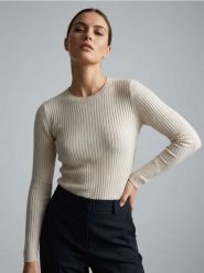 Klasyczny prążkowany sweter - kremowy. Białe swetry klasyczne damskie Sinsay, l, prążkowane, bez kołnierzyka. Za 29.99 zł.