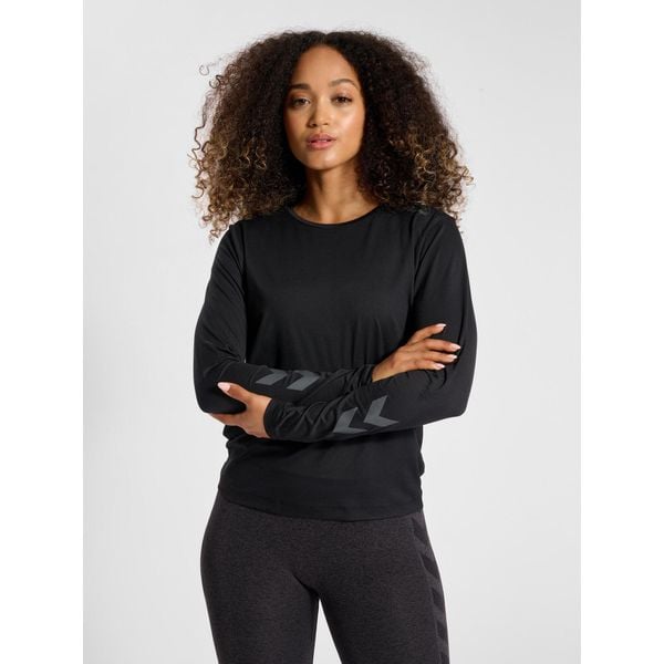 Damska koszulka z długim rękawem Hummel MT Taylor. Czarne bluzki damskie HUMMEL, s, bez wzorów, sportowe, bez kołnierzyka, bez ramiączek. Za 207.00 zł.