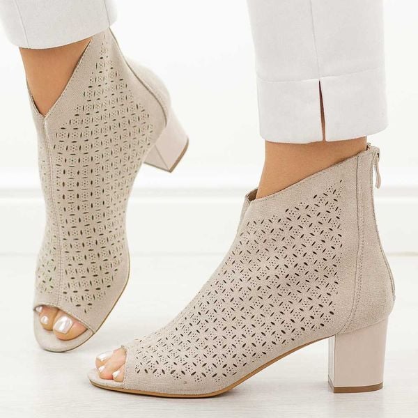 Beżowe sandały damskie na obcasie z zakrytą piętą M.Daszyński 1954-23. Brązowe sandały damskie M.Daszyński, w ażurowe wzory, z materiału, bez obcasa, na obcasie. Za 179.00 zł.