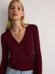 Sweter z kopertowym wiązaniem - bordowy. Czerwone swetry klasyczne damskie Reserved, l, z dzianiny, bez kołnierzyka. W wyprzedaży za 79.99 zł.