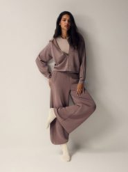 4F Bluza dresowa regular z modalem damska - brązowa L. Brązowe bluzy sportowe damskie 4f, l, bez wzorów, z dresówki, bez ramiączek, z kapturem. Za 199.99 zł.