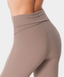 Legginsy sportowe dla kobiet z kopertowym tyłem Carpatree Balletcore. Brązowe legginsy damskie Carpatree, m, bez wzorów, z nylonu. Za 175.99 zł.