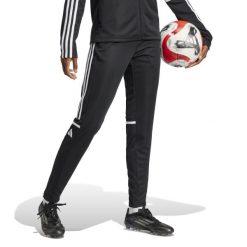 Damskie spodnie dresowe adidas Squadra25. Białe spodnie sportowe damskie Adidas, s, z dresówki, do piłki nożnej. Za 131.99 zł.