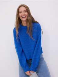 Sweter z luźnym splotem - niebieski. Niebieskie swetry klasyczne damskie Reserved, l, z dzianiny, bez kołnierzyka. W wyprzedaży za 69.99 zł.
