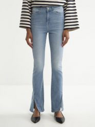 Jeansy damskie bootcut z rozcięciami jasnoniebieskie Blake 219. Niebieskie jeansy damskie Big Star. W wyprzedaży za 229.99 zł.