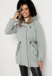 Ciemnozielona Kurtka Parka z Kapturem z Futerkiem Ouida. Zielone kurtki damskie Born2be, l, z aplikacjami, z futra, z kapturem. Za 279.99 zł.