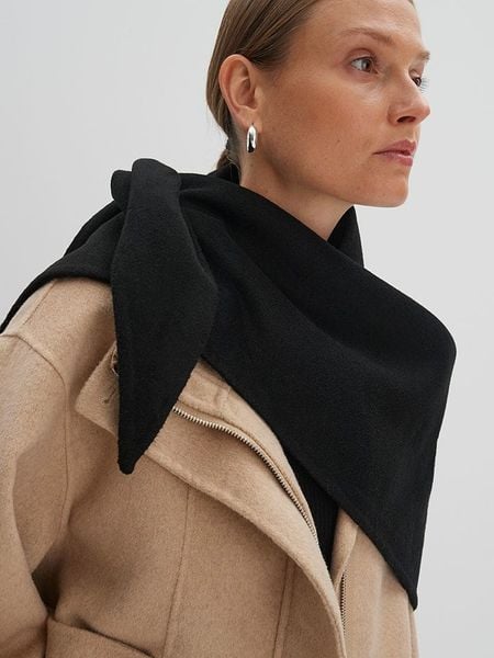 Someday Szal "Blunda" w kolorze czarnym rozmiar: onesize. Czarne szaliki i kominy damskie Someday, bez wzorów, z wełny. Za 108.99 zł.