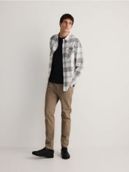 Koszula regular fit w kratę - szary. Szare koszule męskie Reserved, l, bez wzorów, z bawełny, bez kołnierzyka, bez ramiączek. W wyprzedaży za 79.99 zł.
