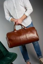 Torba Podróżna na Ramię Brødrene R10 Koniak. Torby podróżne damskie Brødrene, bez wzorów, ze skóry. Za 629.99 zł.