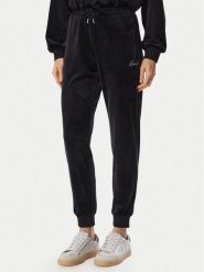 Guess Spodnie dresowe V6BB11 K6304 Czarny Regular Fit. Czarne spodnie dresowe damskie Guess, s, z aplikacjami, z dresówki. Za 344.99 zł.