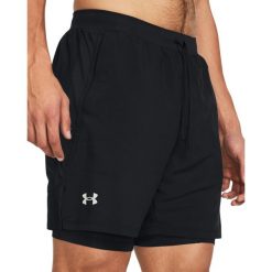 Under Armour UA LAUNCH 7 2-IN-1 SHORTS Spodenki męskie. Czarne szorty męskie Under Armour, z dzianiny, bez kołnierzyka. W wyprzedaży za 153.99 zł.