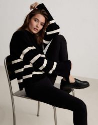 Damski sweter z długim rękawem, regularny krój Perfect Knit czarny w paski. Białe swetry klasyczne damskie Aim'n, m, z dzianiny, bez kołnierzyka. Za 387.00 zł.