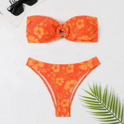 Dwuczęściowy strój kąpielowy bez ramiączek z elastycznego materiału na lato Brigitte. Bikini damskie Intica, bez wzorów. Za 149.00 zł.