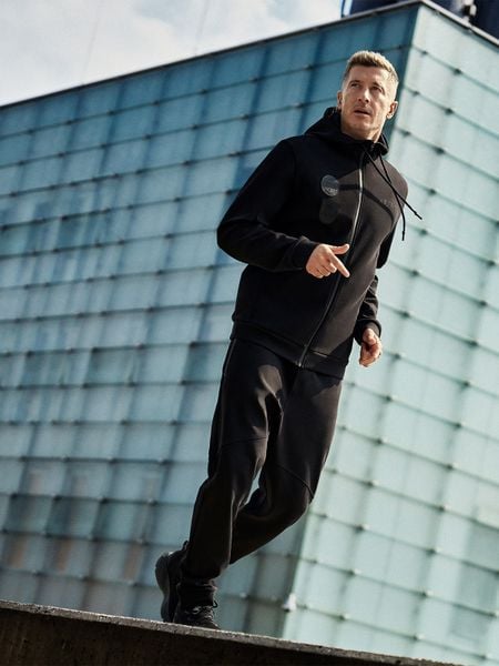 4F Bluza dresowa regular z kapturem męska 4F x Robert Lewandowski - czarna XL. Czarne bluzy z kapturem męskie 4f, m, z bawełny. Za 299.99 zł.