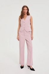 Spodnie w delikatne paski różowe. Czerwone spodnie materiałowe damskie MOODO, bez wzorów, z elastanu. Za 149.99 zł.