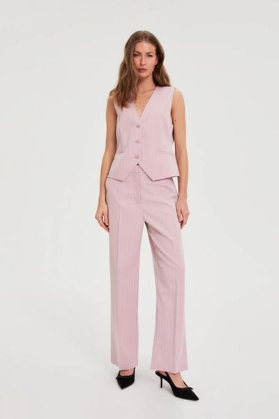 Spodnie w delikatne paski różowe. Czerwone spodnie materiałowe damskie MOODO, bez wzorów, z elastanu. Za 149.99 zł.