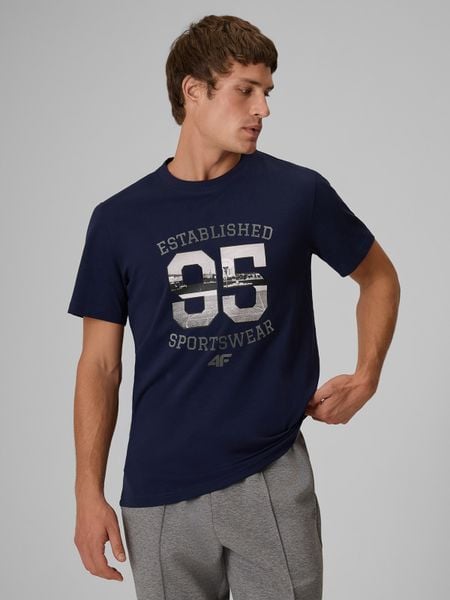 4F T-shirt regular z nadrukiem męski - granatowy S. Niebieskie t-shirty męskie 4f, m, bez wzorów, z bawełny, bez kołnierzyka. Za 79.99 zł.