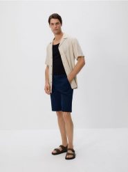 Szorty chino regular - granatowy. Niebieskie szorty męskie Reserved, z bawełny, bez kołnierzyka. Za 99.99 zł.