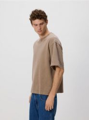 T-shirt boxy z efektem sprania - beżowy. Brązowe t-shirty męskie Reserved, l, bez wzorów, z bawełny, bez kołnierzyka. Za 79.99 zł.