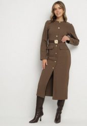 Brązowa Elegancka Sukienka z Ozdobnymi Guzikami i Paskiem z Klamrą Esmilea. Brązowe sukienki damskie Born2be, do pracy, m, bez wzorów, biznesowe, bez kołnierzyka, bez ramiączek, maxi, proste. Za 169.99 zł.