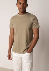 Ciemnozielona Gładka Koszulka T-shirt z Bawełny o Prostym Kroju Sarusa. Zielone t-shirty męskie Born2be, l, bez wzorów, z bawełny, bez kołnierzyka. Za 49.99 zł.