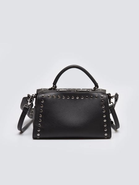 Torebka damska do ręki z dwoma dodatkowymi paskami czarna Priscilla 906. Czarne torebki klasyczne damskie Big Star, z aplikacjami, ze skóry, bez dodatków. W wyprzedaży za 159.99 zł.