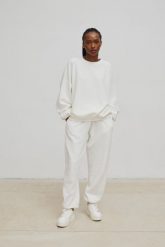 Spodnie typu jogger w kolorze WHITE CLOUD - AUSTIN-L. Białe spodnie materiałowe damskie Marsala, bez wzorów, z bawełny, eleganckie, z podwyższonym stanem. W wyprzedaży za 57.48 zł.