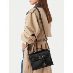 Torebka Beverly Hills Polo Club. Czarne torebki klasyczne damskie Beverly Hills Polo Club, bez wzorów, bez dodatków. Za 199.99 zł.