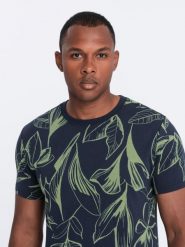 T-shirt męski fullprint w kontrastowe liście - granatowy V5 - Rozmiar: S. Niebieskie t-shirty męskie Ombre Clothing, m, bez wzorów, z bawełny, bez kołnierzyka. W wyprzedaży za 24.99 zł.