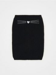 Komin z haftowanym kotem - czarny. Czarne szaliki dziecięce Reserved, z dzianiny, bez ramiączek. W wyprzedaży za 32.99 zł.