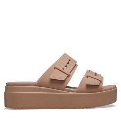 Klapki Crocs. Brązowe klapki damskie Crocs, bez wzorów, bez obcasa. Za 219.99 zł.