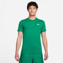 Koszulka sportowa męska Nike AR4997MNSWCLUBTEEZIELONY. Zielone t-shirty sportowe męskie Nike, l, z bawełny, bez ramiączek. Za 208.00 zł.