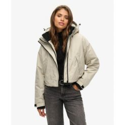 Damska kurtka wodoodporna Superdry SD-Windcheater. Szare kurtki damskie Superdry., bez wzorów, bez kaptura. W wyprzedaży za 349.00 zł.