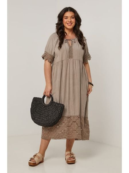 Curvy Lady Sukienka w kolorze szarobrązowym rozmiar: 40/42. Brązowe sukienki damskie Curvy Lady, na co dzień, bez wzorów, z koronki, klasyczne, bez kołnierzyka, bez ramiączek, maxi, proste. Za 127.45 zł.