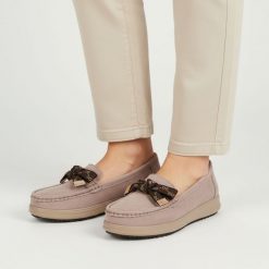 Mokasyny damskie Filippo, cholewka skóra naturalna zamszowa fason wsuwany ozdobna klamra na przodzie miękka linia noska stabilna podeszwa delikatnie. Brązowe mokasyny damskie Filippo, ze skóry. Za 189.00 zł.