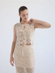Crochetowa kamizelka - kremowy. Białe kamizelki damskie Reserved, l, z bawełny. W wyprzedaży za 79.99 zł.